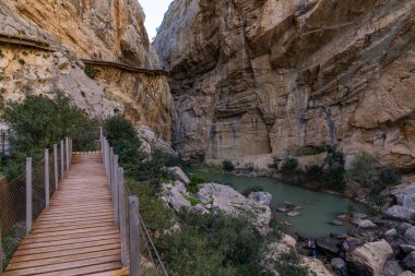 El Chorro, İspanya - 22 Şubat 2022: turistler gösterişli bir kış gününde Camino del Rey 'de yürüyüş yapmayı severler.