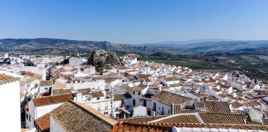 Olvera 'nın eski şehir merkezinin çatıları ve beyazlatılmış evleri görünüyor.