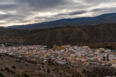 Tabernas, İspanya - 4 Mart 2022: Güney İspanya 'daki küçük Tabernas kasabasının manzarası