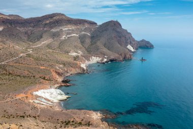 Endülüs 'teki Cabo de Gata Doğa Rezervi' nin vahşi ve engebeli sahil manzarası.