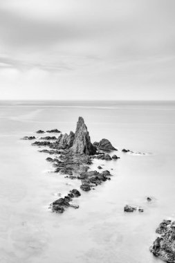 Endülüs 'teki Las Sirenas kayalıklarının ve resiflerin dikey görüntüsü