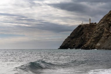 La Chucha Sahili manzarası ve Endülüs 'teki Cabo Sacratif deniz feneri.