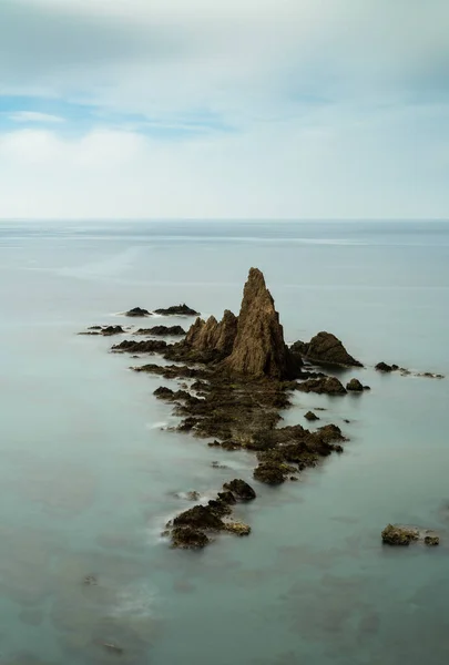 Uma Vista Vertical Das Falésias Recifes Las Sirenas Andaluzia — Fotografia de Stock