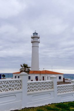 Torrox, İspanya - 28 Şubat 2022: Endülüs 'ün Malaga Eyaleti' ndeki Torrox deniz fenerinin manzarası