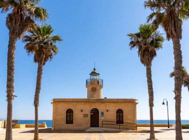 Roquetas de Mar, İspanya - 2 Mart 2022: Endülüs kıyılarındaki Roquetas de Mar deniz fenerinin manzarası