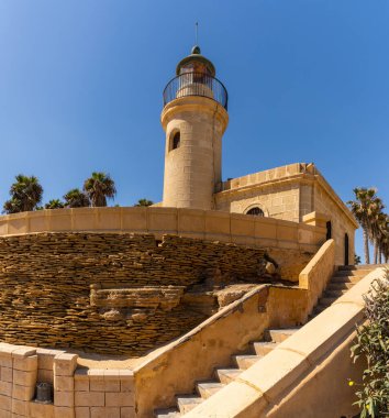 Roquetas de Mar, İspanya - 2 Mart 2022: Endülüs kıyılarındaki Roquetas de Mar deniz fenerinin manzarası