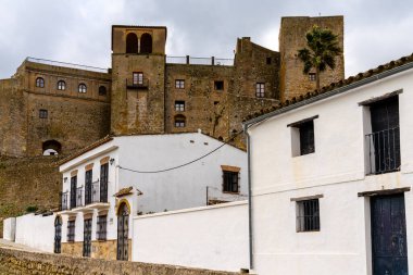 Castellar de la Frontera, İspanya - 9 Mart 2022: Castellar de la Frontera kalesi ve ön plandaki köy evleri manzarası