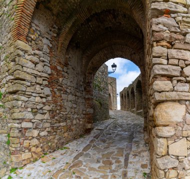 Castellar de la Frontera, İspanya - 9 Mart 2022: Castello de Castellar 'ın tarihi şehir merkezinde kale kapısı ve duvarları