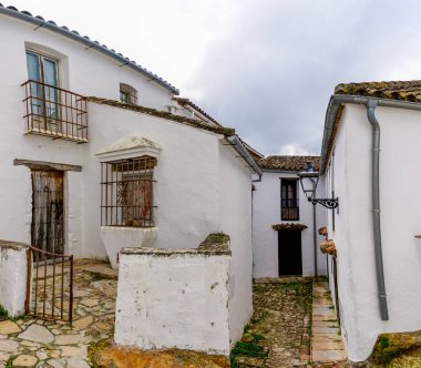 Castellar de la Frontera, İspanya - 9 Mart 2022: Castellar de la Frontera 'nın eski şehir merkezindeki eski binalar