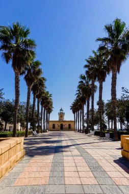 Roquetas de Mar, İspanya - 2 Mart 2022: Endülüs kıyılarındaki Roquetas de Mar deniz fenerinin manzarası