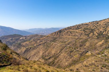 Güney İspanya 'da Sierra Nevada eteklerinde dolambaçlı dağ yolları olan bir dağ manzarası.