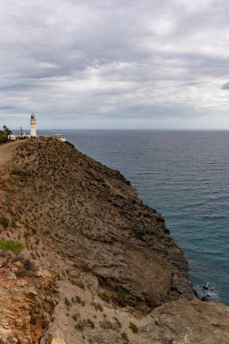 Motril yakınlarındaki Endülüs kıyısındaki Cabo Sacratif deniz fenerinin manzarası