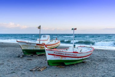 Cabo de Gata, İspanya - 3 Mart 2022: Alacakaranlıkta Cabo de Gata sahilinde renkli balıkçı tekneleri