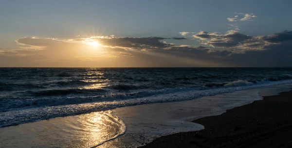 Schöner Sonnenuntergang Meer Mit Wellen Die Auf Einen Schwarzen Sandstrand — Stockfoto