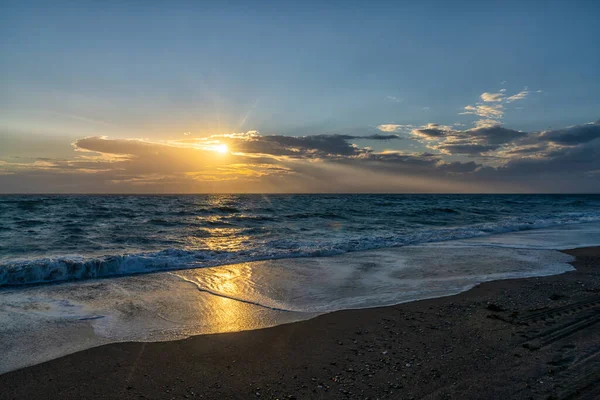 Schöner Sonnenuntergang Meer Mit Wellen Die Auf Einen Schwarzen Sandstrand — Stockfoto
