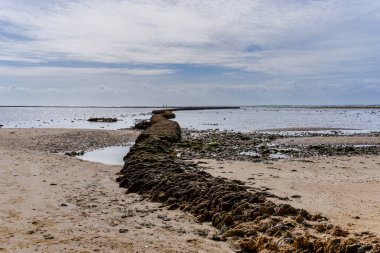 Rota 'daki sahil manzarası ve okyanustaki ünlü Las Corrales duvarları balık ve kabuklu deniz hayvanlarını yakalamak için.