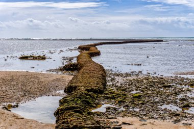 Rota 'daki sahil manzarası ve okyanustaki ünlü Las Corrales duvarları balık ve kabuklu deniz hayvanlarını yakalamak için.