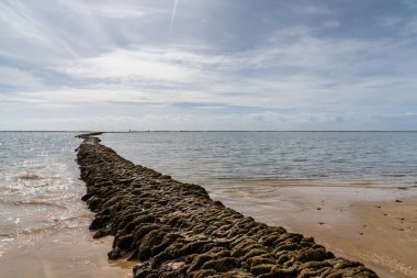 Rota 'daki sahil manzarası ve okyanustaki ünlü Las Corrales duvarları balık ve kabuklu deniz hayvanlarını yakalamak için.