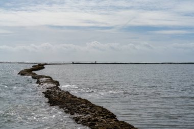 Rota 'daki sahil manzarası ve okyanustaki ünlü Las Corrales duvarları balık ve kabuklu deniz hayvanlarını yakalamak için.