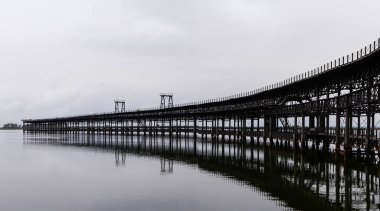 Huelva 'daki tarihi Rio Tinto rıhtımının manzarası