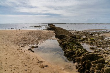 Rota 'daki sahil manzarası ve okyanustaki ünlü Las Corrales duvarları balık ve kabuklu deniz hayvanlarını yakalamak için.