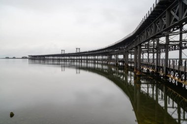 Huelva 'daki tarihi Rio Tinto rıhtımının uzun pozlu görüntüsü