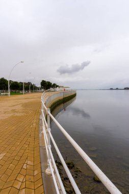 Huelva şehir merkezindeki Rio Tinto Nehri 'ndeki nehir kenarındaki gezinti alanının dikey görüntüsü.