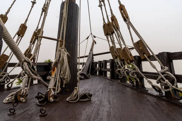 Eski Bir Ahşap Yelkenli Gemisinin Halat Direği — Stok fotoğraf