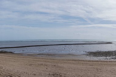 Rota 'daki sahil manzarası ve okyanustaki ünlü Las Corrales duvarları balık ve kabuklu deniz hayvanlarını yakalamak için.