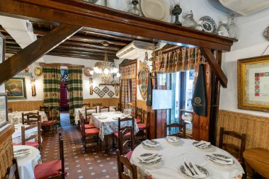 Aracena, İspanya - 16 Mart 2022: dekore edilmiş yemek odası olan tipik bir Endülüs kırsal restoranının iç görünümü