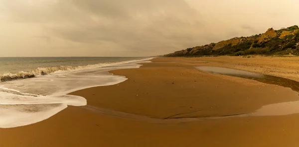 一幅幅美丽的长而空旷的海滩全景 海滨休息 身后有高高的沙丘 空气中飘扬着撒哈拉沙漠灰 — 图库照片