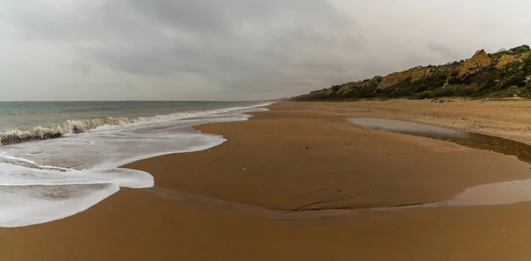 一幅幅美丽的长而空旷的海滩全景 海滨休息 身后是高高的沙丘 — 图库照片