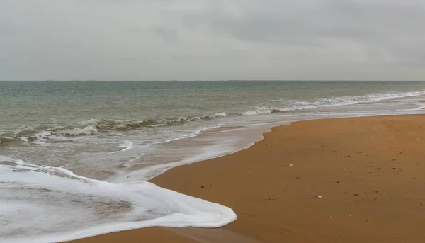 一个美丽而空旷的海滩 海滨休息 沙滩金黄 — 图库照片