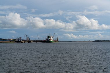 Huelva, İspanya - 14 Mart 2022: Odiel Nehri kıyısındaki Huelva sanayi limanında kargo gemisi yükleniyor