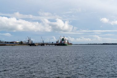 Huelva, İspanya - 14 Mart 2022: Odiel Nehri kıyısındaki Huelva sanayi limanında kargo gemisi yükleniyor