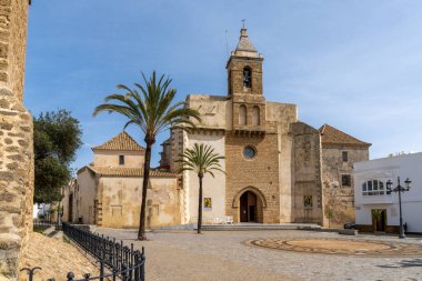 Rota, İspanya - 12 Mart 2022: Rota 'nın eski şehir merkezindeki tarihi kilise manzarası