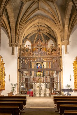 Aracena, İspanya - 16 Mart 2022: Aracena 'daki Manastır Kilisesi' nin manzarası