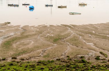 Palos de la Frontera, İspanya - 16 Mart 2022: Birçok küçük ahşap balıkçı teknesi Huelva 'da Odiel Nehri' nin alçak sularında, sisli bir gökyüzünün altında demirledi ve battı.