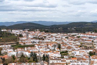 Aracena, İspanya - 16 Mart 2022: Beyazlatılmış Endülüs kenti Aracena 'nın yüksek açılı manzarası