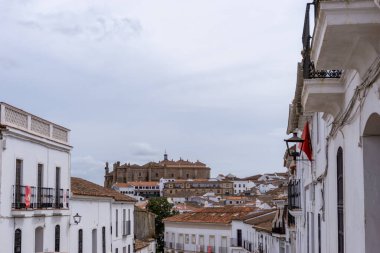 Aracena, İspanya - 16 Mart 2022: Beyazlatılmış Endülüs kenti Aracena 'nın yüksek açılı manzarası