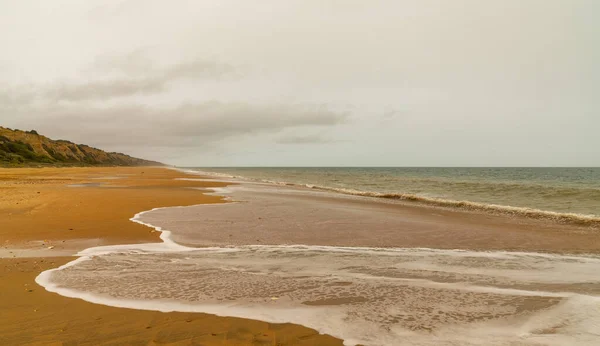 一个美丽的长而空旷的海滩 海滨休息 身后有高高的沙丘 — 图库照片