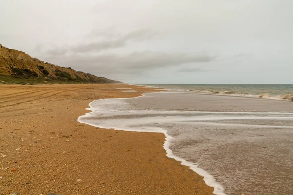 Widok Pięknej Długiej Pustej Plaży Przerwą Brzegową Wysokimi Wydmami — Zdjęcie stockowe
