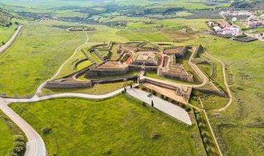 Elvas, Portekiz - 26 Mart 2022: Elvas sınır kasabasındaki Santa Luzia askeri kalesinin havadan görünüşü