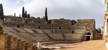 Merida, İspanya -- 28 Mart 2022: tarihi Merida 'daki Roma amfitiyatrosunun panorama manzarası