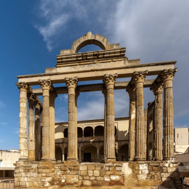 Merida, İspanya -- 28 Mart 2022: Merida şehir merkezindeki tarihi Diana Tapınağı yıkıldı
