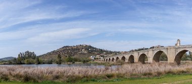 Guadiana Nehri manzarası ve Medellin 'in eski köprüsü.