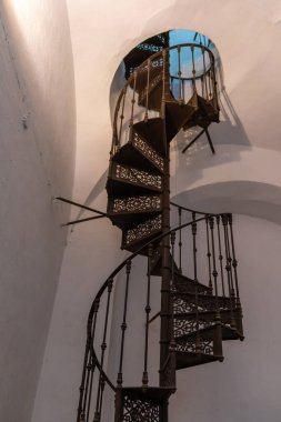 Caceres, İspanya - 30 Mart 2022: Caceres 'deki San Francisco Javier Kilisesi' nin kilise kulesine çıkan metal spiral merdiven