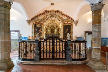 Evora, Portekiz - 24 Mart 2022: Evora 'daki San Francisco Kilisesi' nin süslü sunaklarından birine bakın.