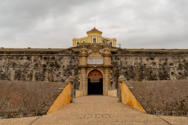 Alcacova, Portekiz - 25 Mart, 2022: Valinin evi ve Conde de Lippe Kalesi 'nin girişi.