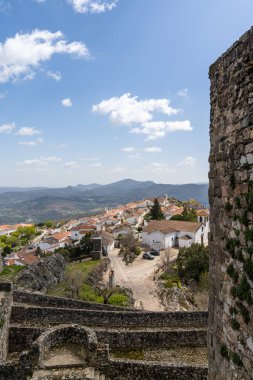 Santa Maria de Marvao, Portekiz - 30 Mart 2022: Moorish şatosu harabeleri ile tarihi Marvao kasabası